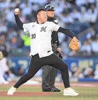 始球式を務める元ロッテの小林雅英氏（撮影・開出牧）