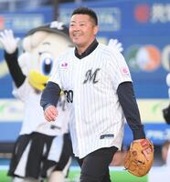 始球式に登場した元ロッテの小林雅英氏（撮影・開出牧）