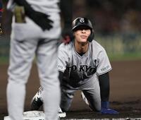 ６回、けん制でアウトになる平山（撮影・山口登）