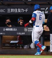 ３回、逆転３ランを放ったカストロ（６）を迎える新庄監督（中央）＝撮影・中島達哉
