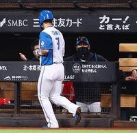 ４回、万波のスクイズで生還した郡司（中央）を迎える新庄監督（撮影・中島達哉）