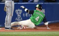 ４回、丸山和は右中間に三塁打を放つ（撮影・佐藤厚）