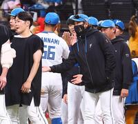 日本ハムナインを迎える新庄監督（中央）＝撮影・中島達哉