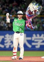 ７回、丸山和は左線に二塁打を放ち、サイクル安打を達成する（撮影・佐藤厚）