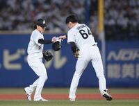 ３回、強風で飛ばされた帽子を二塁手の小川（左）から受け取る広池（撮影・開出牧）