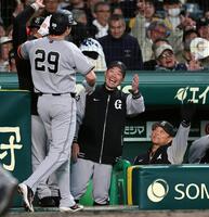 ３回、３ラン放ったダルベックを笑顔で迎える阿部監督（撮影・山口登）