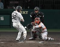 ８回、見逃し三振に倒れる福島（撮影・飯室逸平）