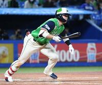 ８回、丸山和は右前打を放ち、この日５安打（撮影・佐藤厚）