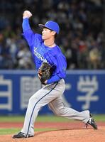 ８回裏、５番手で登板した柴田（撮影・佐藤厚）