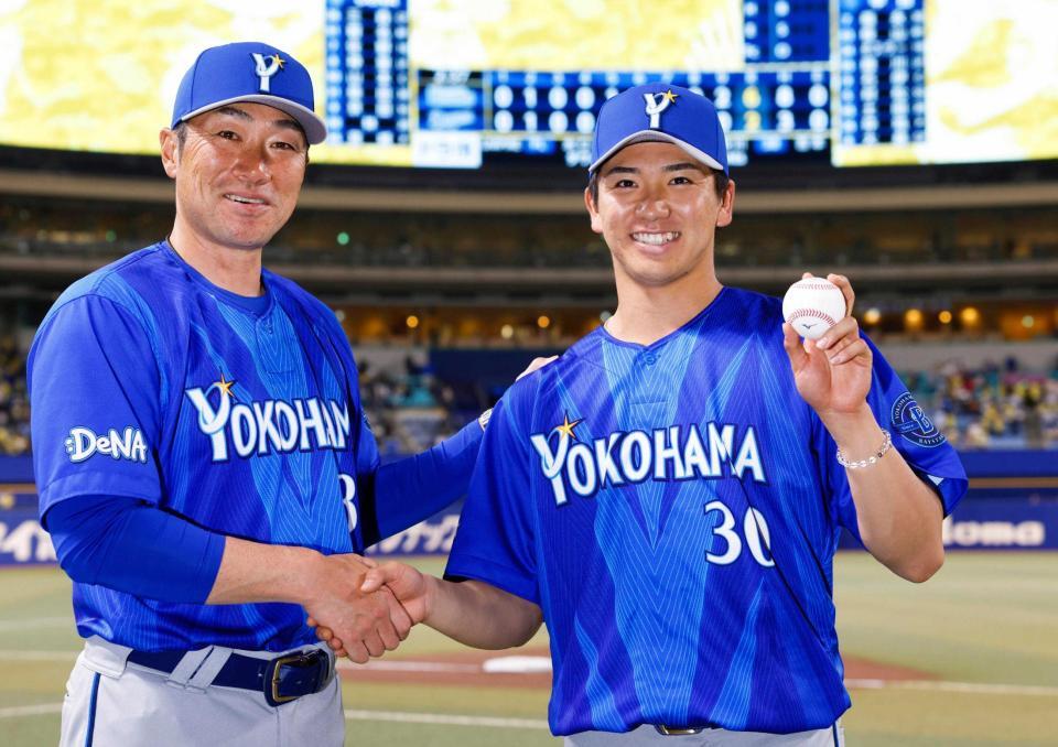 　プロ初先発で初勝利を挙げ、相川監督（左）と握手する篠木