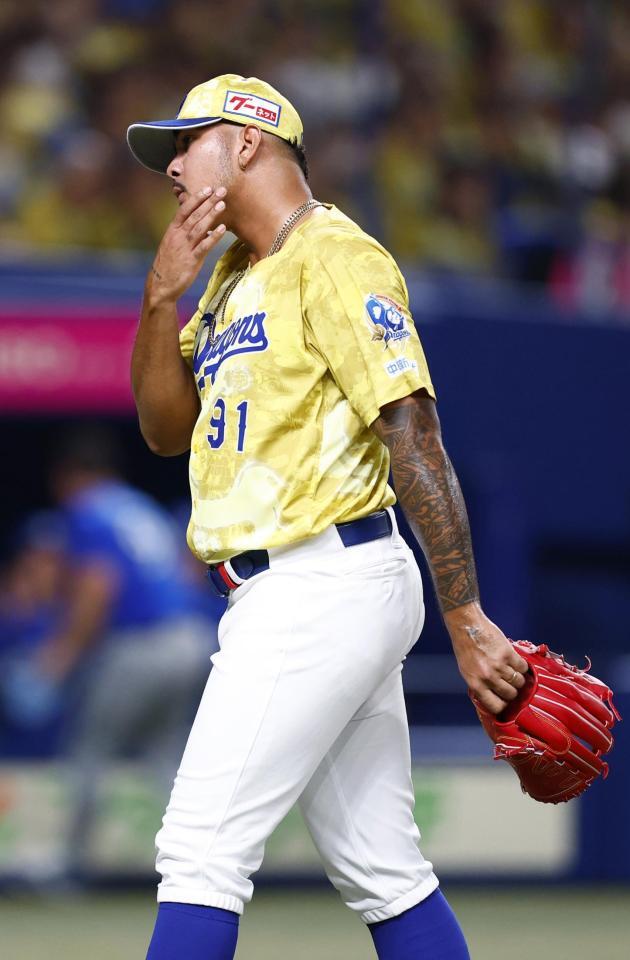 　勝ち越しを許した７回の投球を終え、ベンチに戻るメヒア