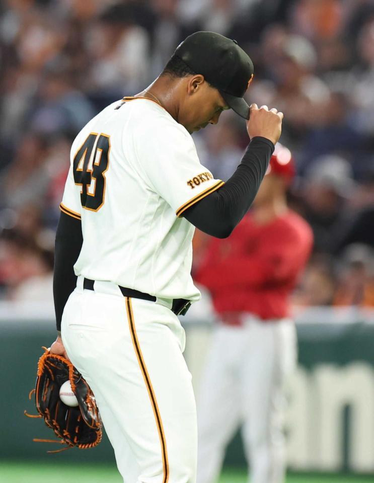 　８回、降板するルシアーノ（撮影・佐々木彰尚）
