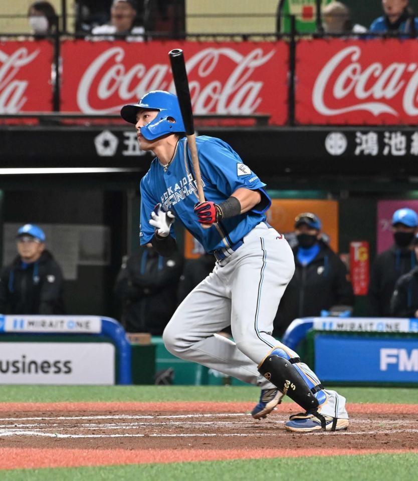 　１１回、勝ち越しとなる適時打を放つ野村（撮影・持木克友）