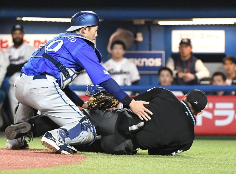 倒れ込む川上球審（右）＝１６日