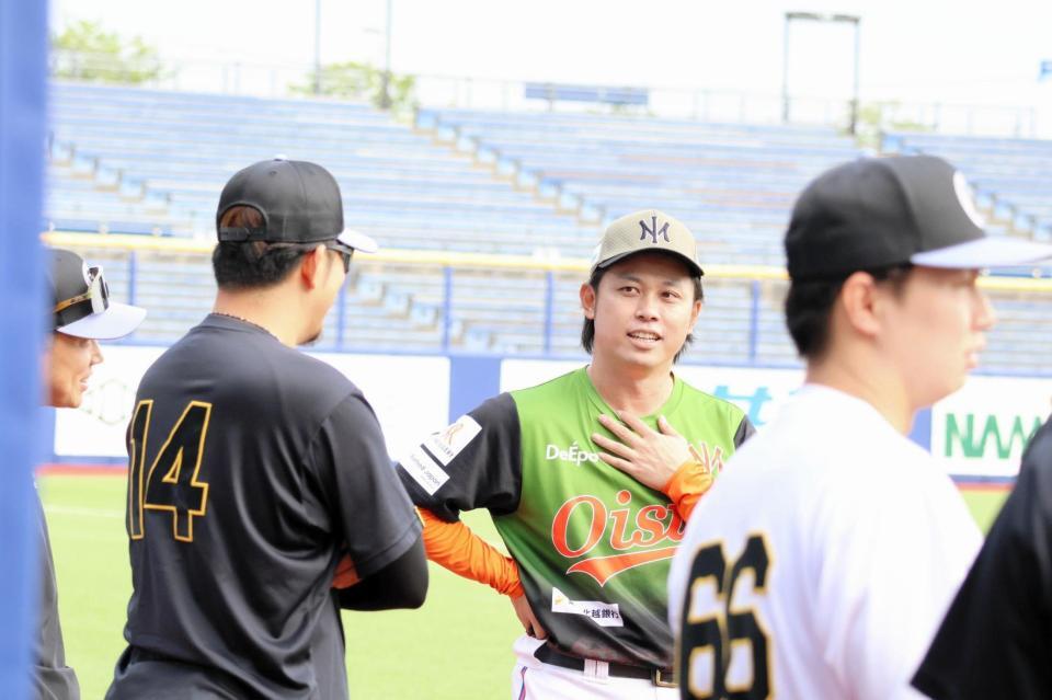 岩貞（１４）らにあいさつするオイシックス・高山俊＝４月２８日