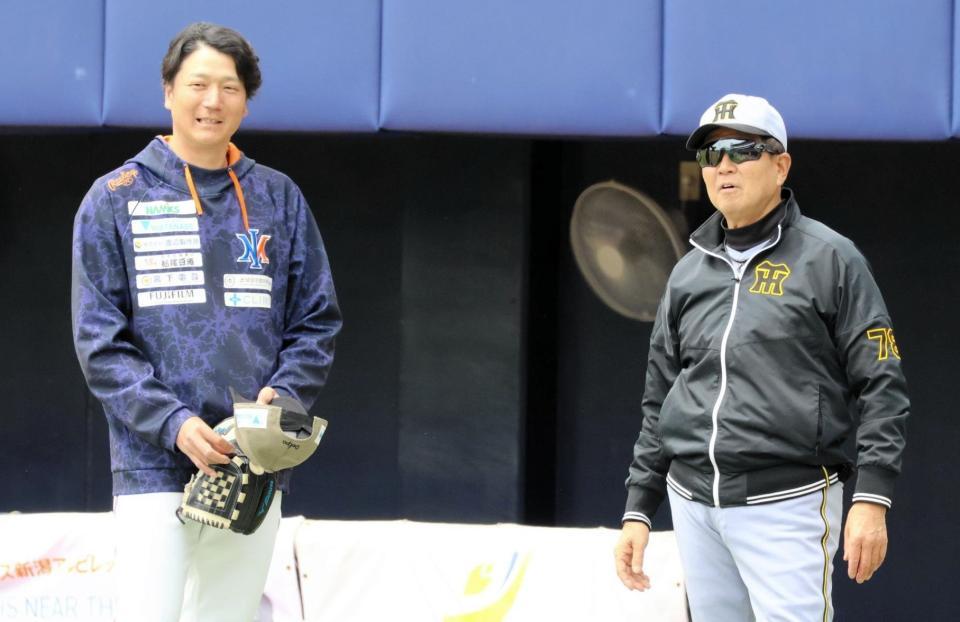 小林投手コーチ（左）とあいさつを交わす平田２軍監督