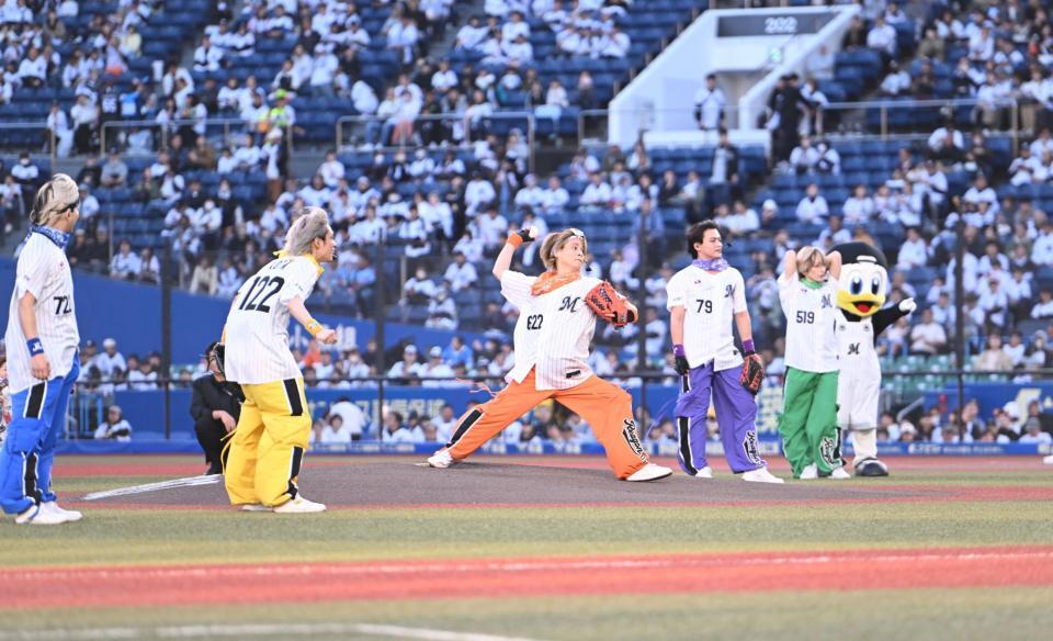 始球式を務めるリアルピースのかずぅ（中央）＝撮影・開出牧