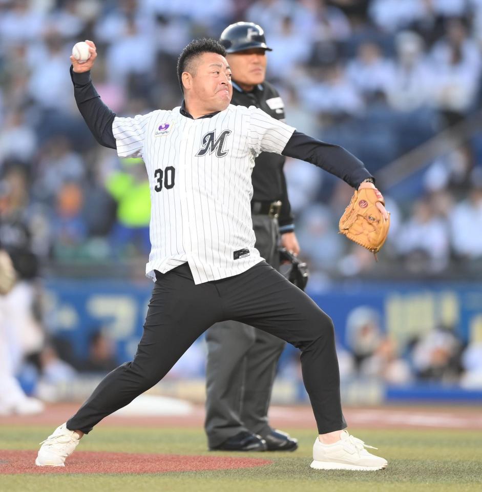 始球式を務める元ロッテの小林雅英氏（撮影・開出牧）