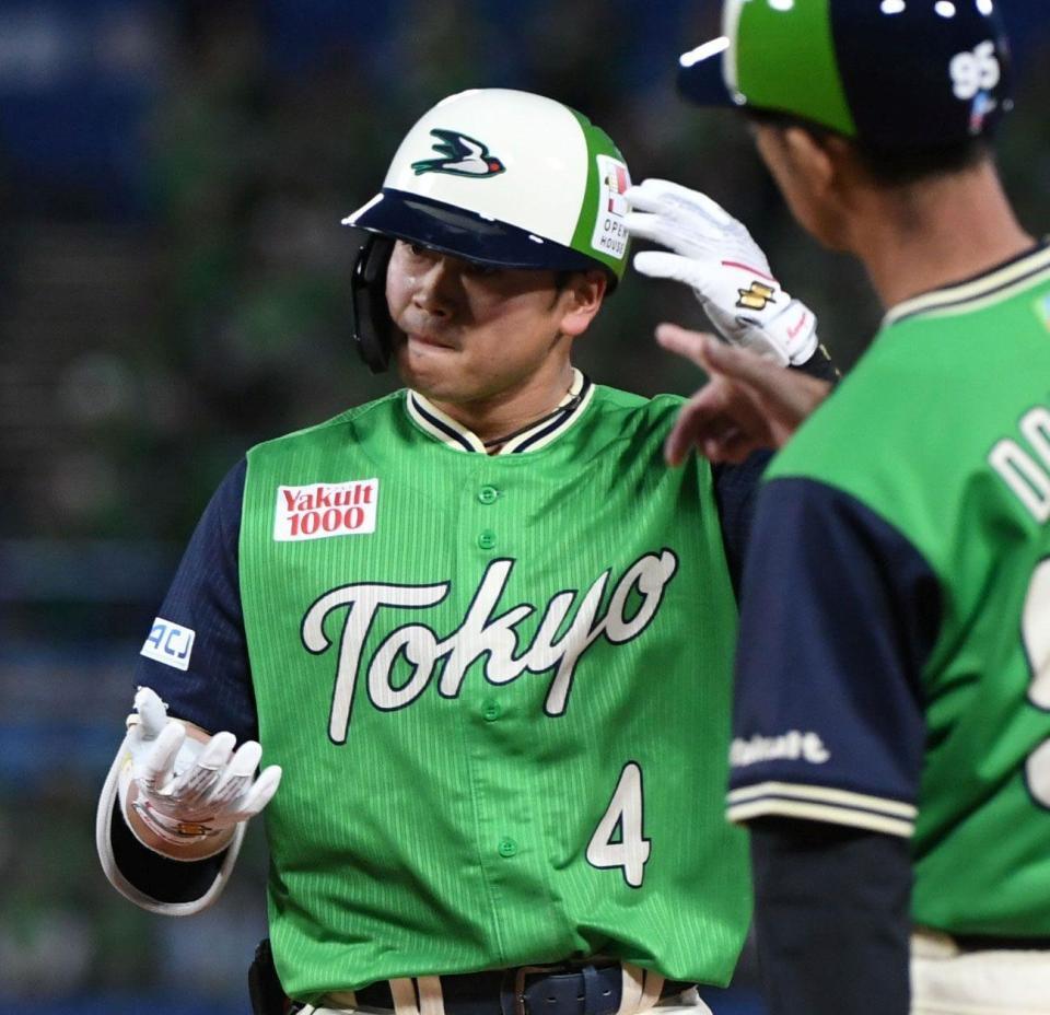 ２回、丸山和は右前安打を放つ（撮影・佐藤厚）