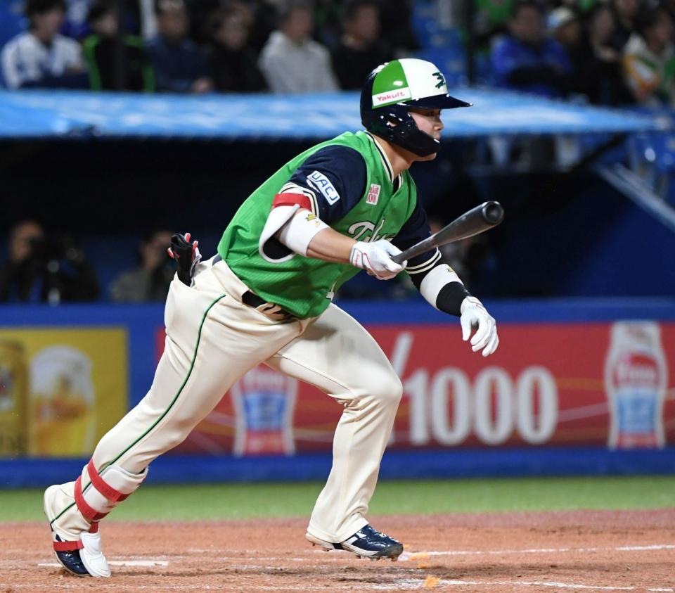 ４回、丸山和は右中間に三塁打を放つ（撮影・佐藤厚）