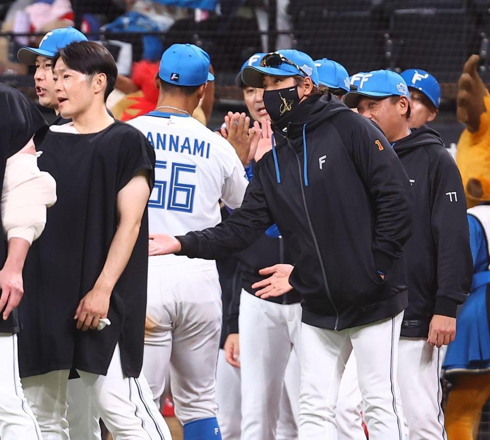 日本ハムナインを迎える新庄監督（中央）＝撮影・中島達哉