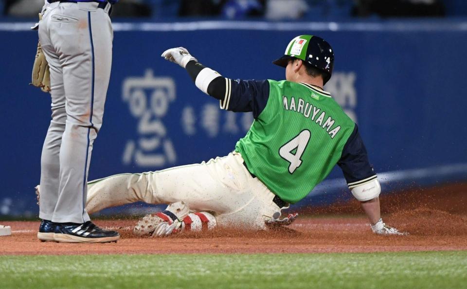 ４回、丸山和は右中間に三塁打を放つ（撮影・佐藤厚）
