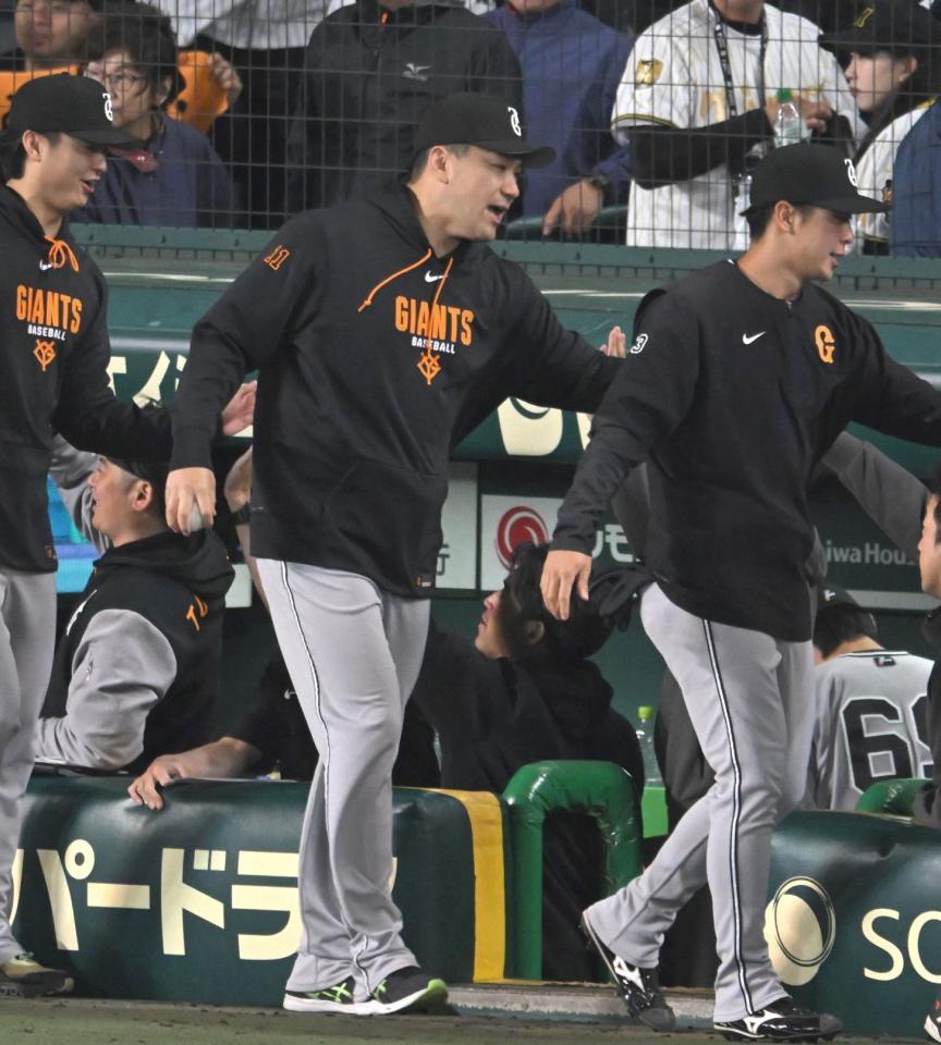 勝利のハイタッチを交わす田中将ら巨人ナイン（撮影・飯室逸平）