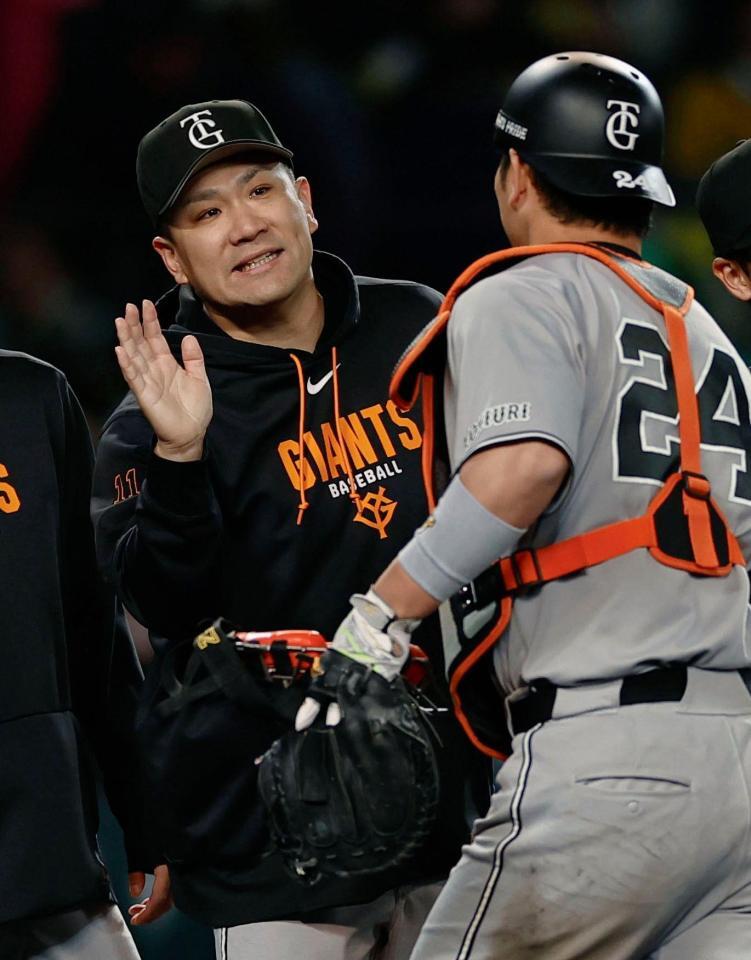 阪神に勝利し、大城とタッチを交わす田中将