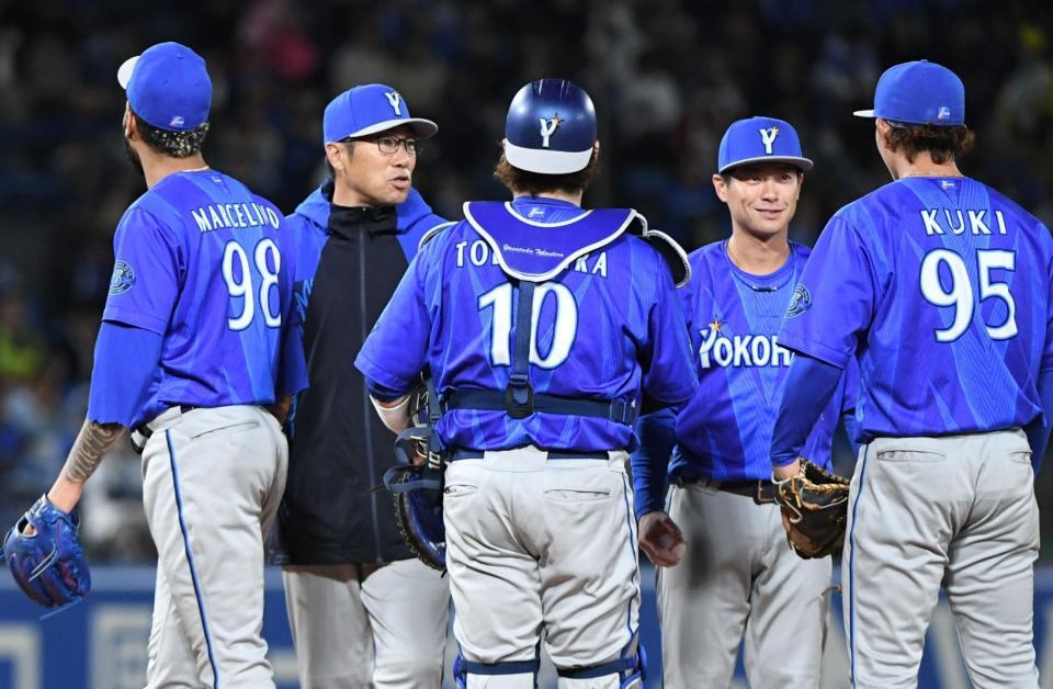 ８回裏、マルセリーノ（左）を降板させ、野手の柴田（右から２人目）を登板させる相川監督（左から２人目）＝撮影・佐藤厚