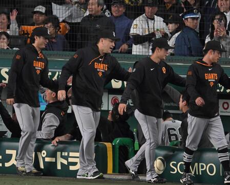 　勝利のハイタッチを交わす田中将（左から２人目）ら巨人ナイン（撮影・飯室逸平）