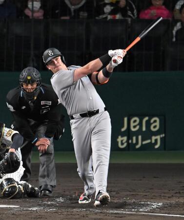 ３回、７号３ランを放つダルベック（撮影・飯室逸平）