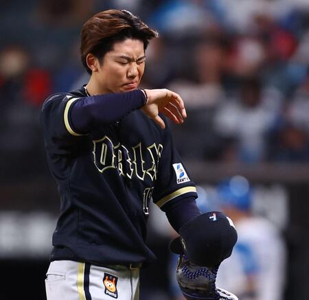 ４回、追加点を許し、顔をしかめる曽谷（撮影・中島達哉）