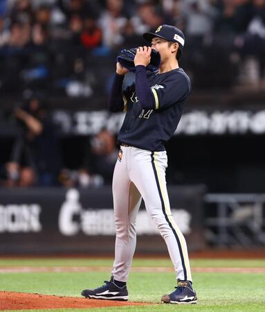 ３回、カストロに逆転３ランを許した曽谷（撮影・中島達哉）