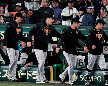 １日の試合後、勝利のハイタッチを交わす田中将ら巨人ナイン（撮影・飯室逸平）