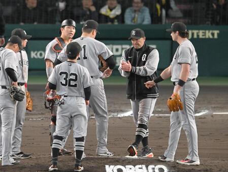 ６回途中で田中将に降板を告げる阿部監督（撮影・飯室逸平）