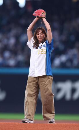 ファーストピッチセレモニーで投球する藤本美貴（撮影・中島達哉）
