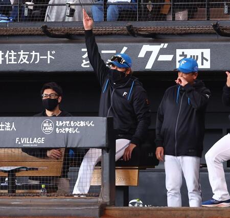 １回、清宮幸の２ランに笑顔を見せる新庄監督（中央）＝撮影・中島達哉