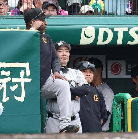 ８回、ベンチから試合を見つめる阿部監督（中央）＝撮影・西田忠信