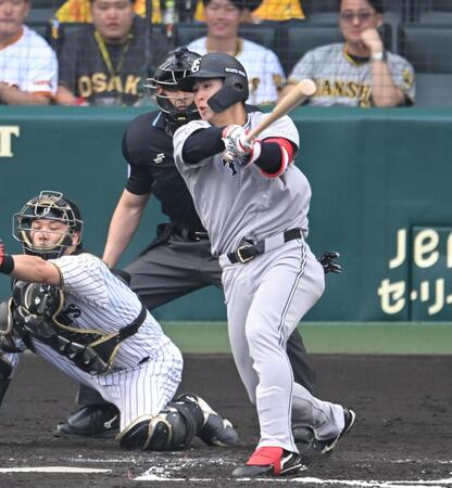 ７回、適時打を放つ小濱（撮影・飯室逸平）