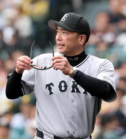 ６回、投手交代を告げベンチに戻る阿部監督（撮影・山口登）