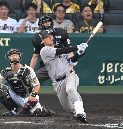 ９回、ソロを放つ岸田（撮影・飯室逸平）