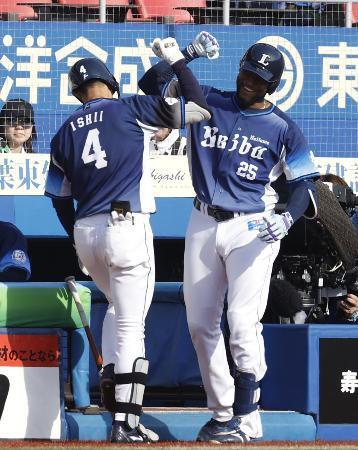 　６回、本塁打を放った石井（左）を迎える西武のカナリオ＝ＺＯＺＯマリン