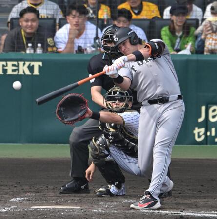 ４回、右前打を放つダルベック（撮影・飯室逸平）