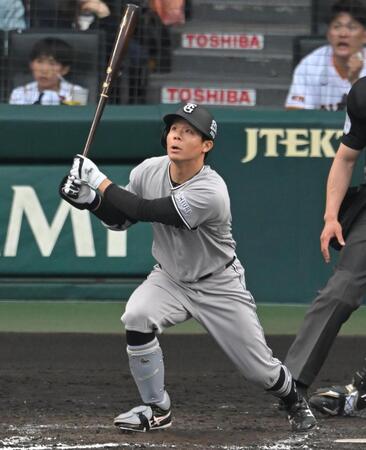 ９回、３ランを放つ佐々木（撮影・飯室逸平）