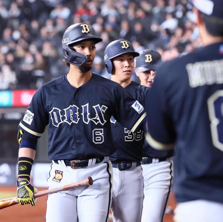 ６回、同点３ランを放ち、ナインに迎えられる宗（撮影・中島達哉）