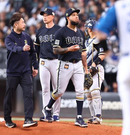 ３回、岸田監督（左から２人目）から降板を告げられ、マウンドを降りるエスピノーザ（中央）＝撮影・中島達哉