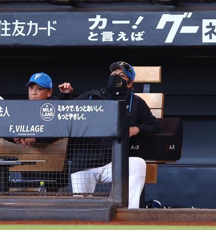 ８回、玉井が逆転を許し、がっくりする新庄監督（右）＝撮影・中島達哉