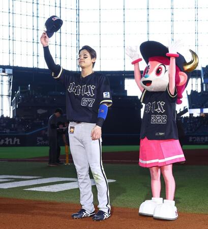 スタンドのファンの歓声に応える中川（撮影・中島達哉）