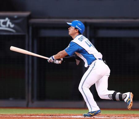 ９回、プロ初本塁打を放つ大塚（撮影・中島達哉）