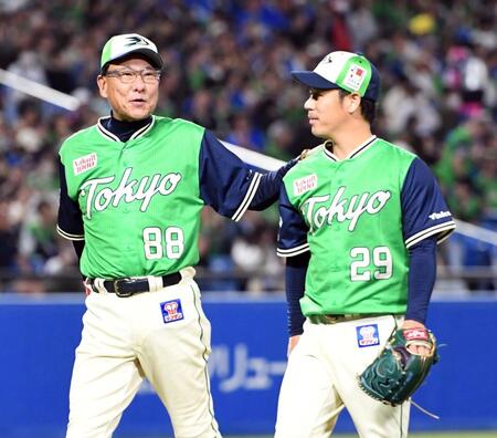 ６回、小川（右）を降板させる池山監督（撮影・佐藤厚）